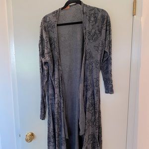 Size 1x duster length sweater style top.